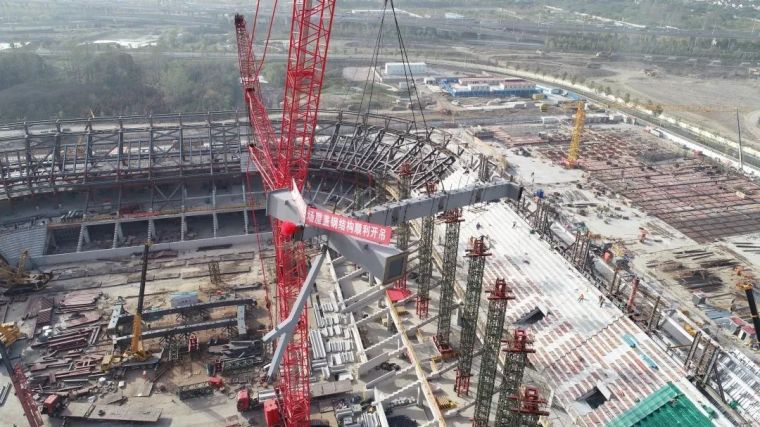 标准足球场图集资料下载-浦东足球场屋盖钢结构开始施工