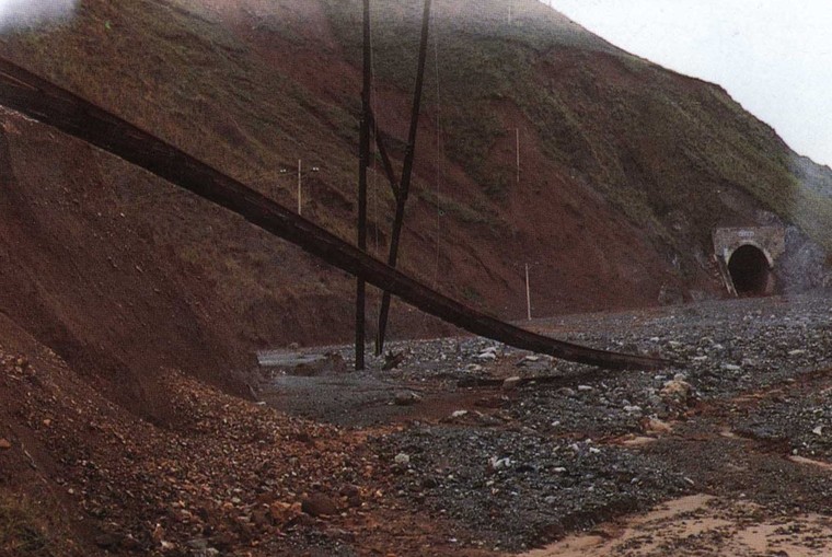 浸水路段挡墙资料下载-浸水、滑坡、崩塌及泥石流地段路基施工技术