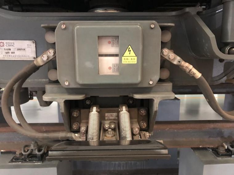 " 以武汉地铁11号线为例,车辆是通过受流器碳滑靴与带电