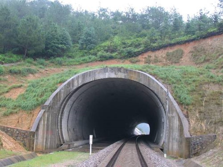 铁路隧道洞门图片