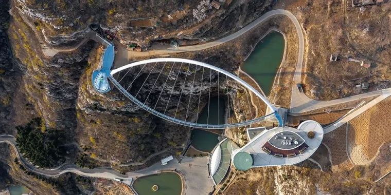 悬崖桥施工图资料下载-荣获世界结构大奖的高空玻璃桥设计来了