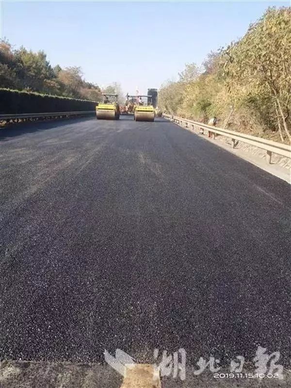 沥青路排水资料下载-高速首次使用高性能排水沥青路面