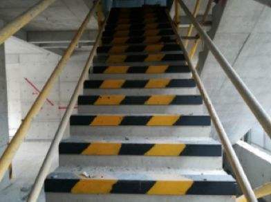 养护施工安全防护设施资料下载-楼梯安全防护设施标准（含图）