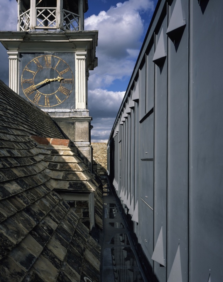 英国内维尔霍尔特歌剧院-NHO_Helene_Binet_007_The_volume_of_the_new_theatre_sits_within_that_formed_by_the_stone_roof