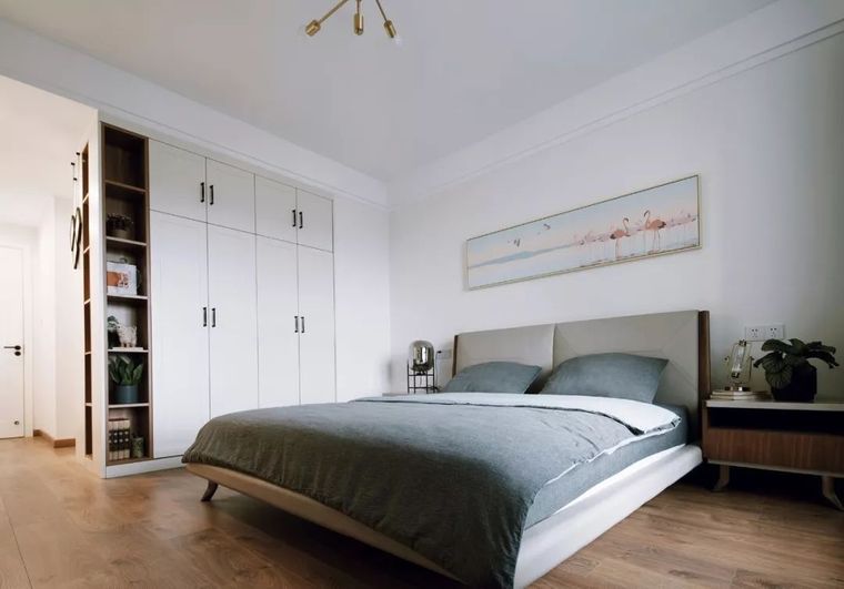 衣柜跟衣帽间的衣柜是背靠背的设计,同时在拐角处做一些装饰隔断