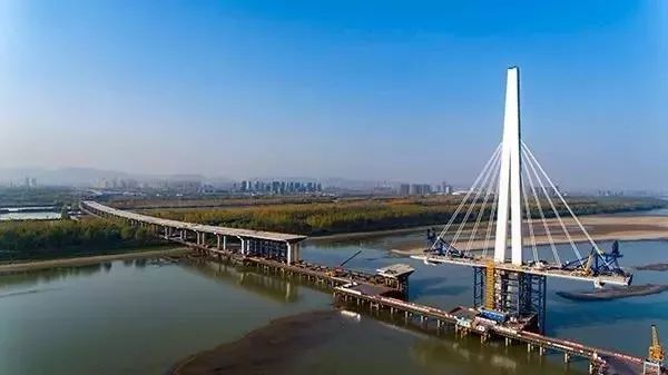 世界首座轻型钢混结构斜拉桥南京长江五桥_5