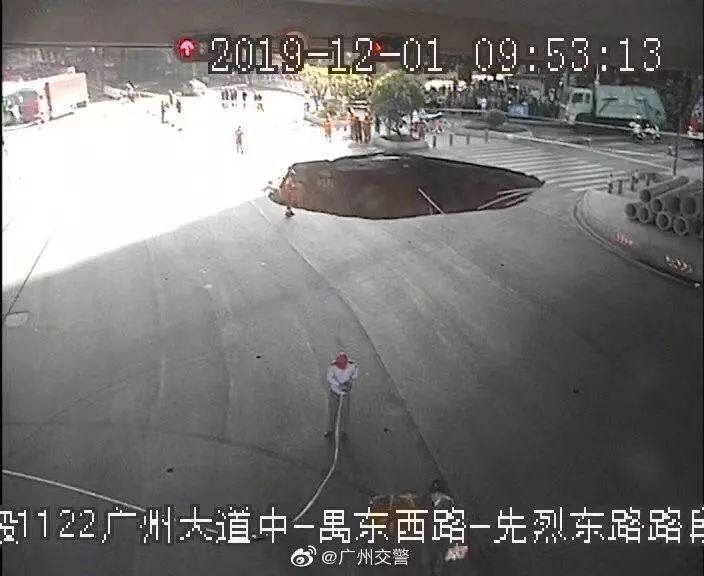 轨道交通道路恢复施工资料下载-广州地铁施工区域发生坍塌，3人被困