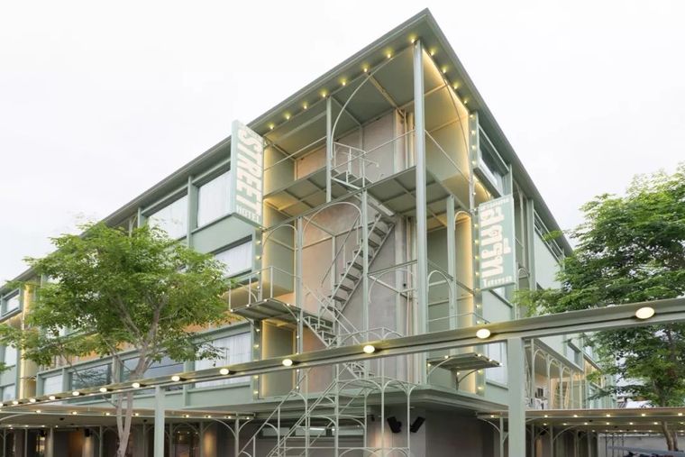 翻新设计以"莫兰迪绿"的脚手架为元素,打造了极为有趣的三个区域:巷子