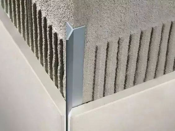 下面列举部分瓷砖墙面阳角的金属收口做法