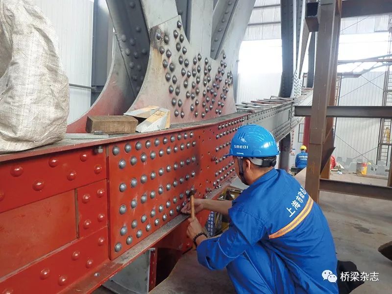 钢桁桥老桥的钢构件多采用铆接工艺连接,而且建造较早的钢桁桥使用的