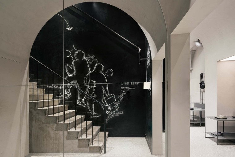 北京苏仁皮革制品店-19可书写的黑板墙，让建筑空间变成互动的媒介。