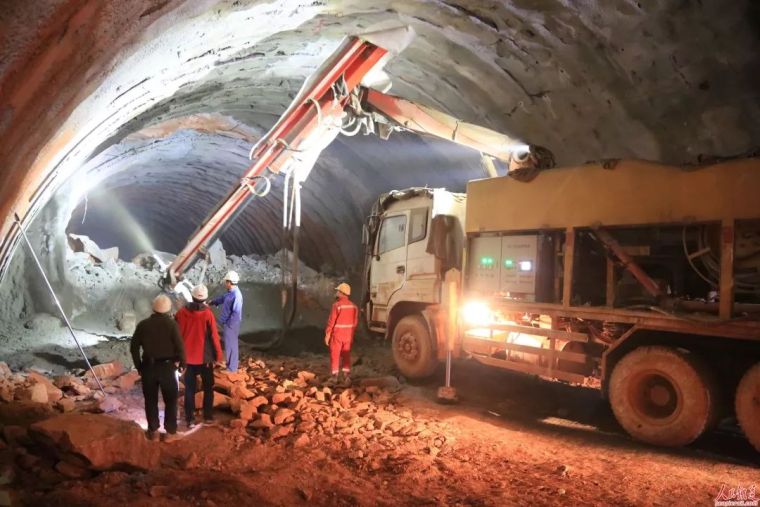 微瓦斯隧道专项施工方案资料下载-隧道工程施工安全技术交底