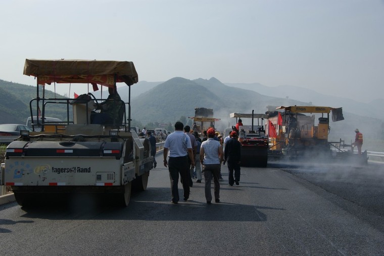 农村混凝土道路铺沥青面资料下载-[QC]提高沥青混凝土路面平整度