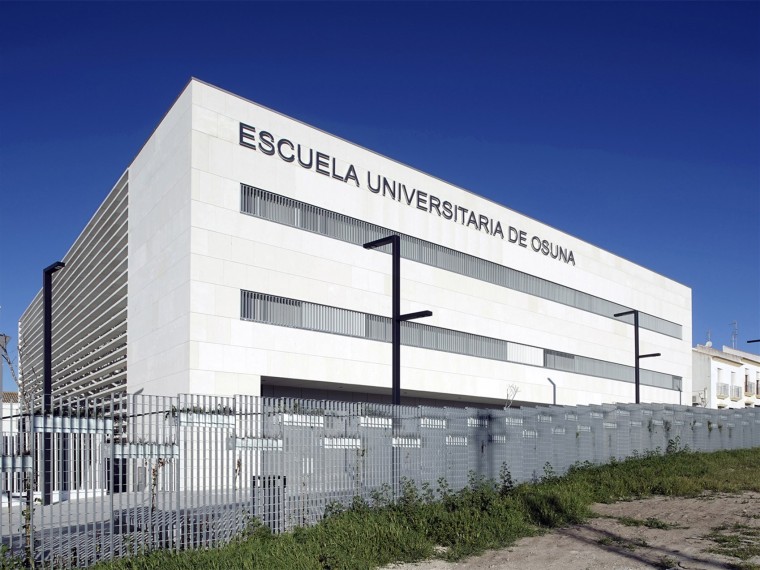 教学楼建筑中庭资料下载-西班牙奥苏纳大学教学楼
