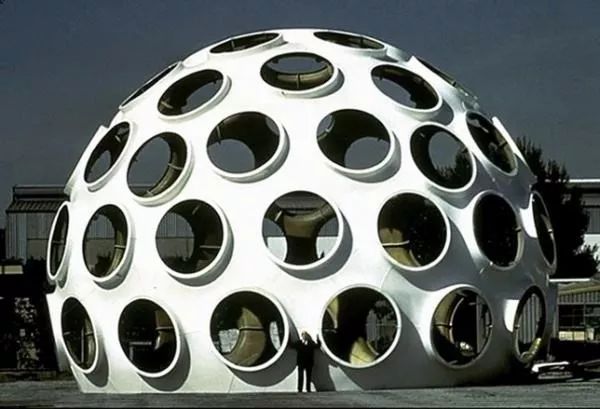 富勒设计建造的 fly's eye dome,1965