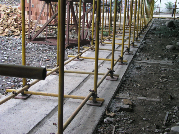 建筑工程基坑脚手架资料下载-建筑工程现场脚手架施工工程案例