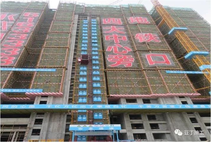 脚手架外立面清爽,美观,广告及安全标语设置规范.