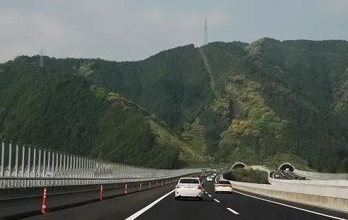 复合式路基结构资料下载-复合式路面案例解析——日本新东名高速公路