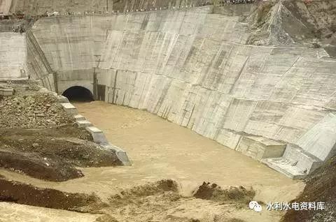 隧洞导流主要适用于河谷狭窄,岸陡岩坚的山区河流.