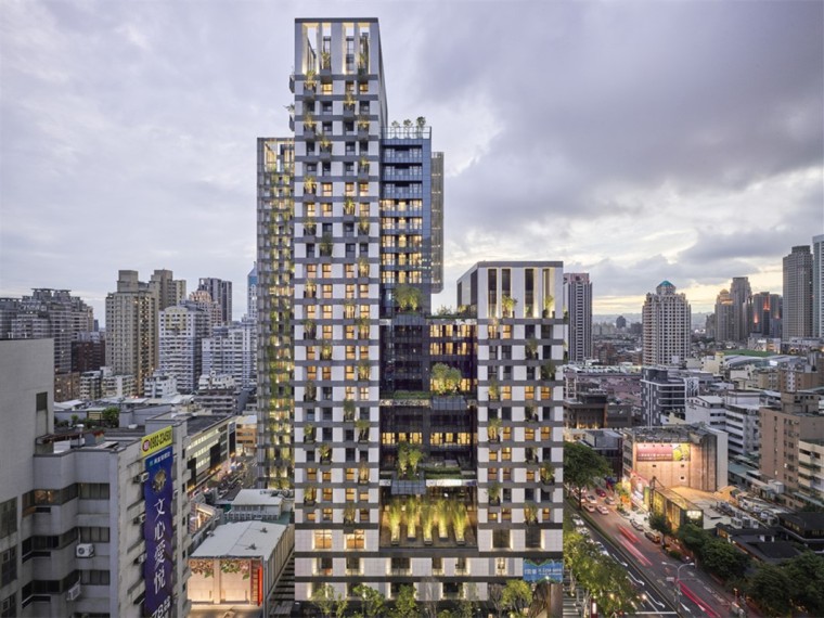 高密度绿色综合写字楼资料下载-台湾天绿色住宅零售塔