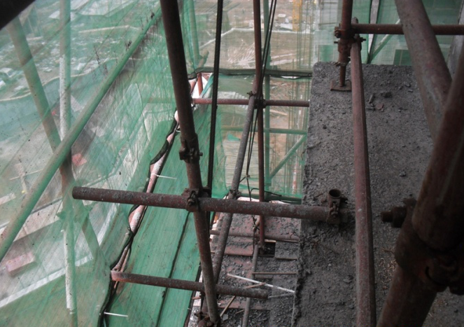 52连墙件仅锚固内立杆,且外伸长度太短,一般采用双扣件