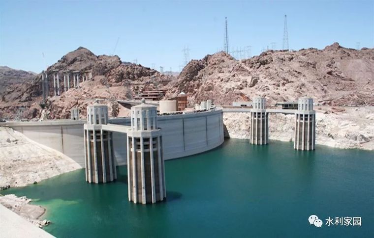 进水建筑物,也称取水建筑物,如进水闸,深式进水口,水泵站