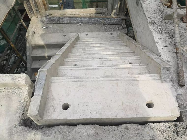 别墅楼梯在顶层处设计错误,梯裙没有收头,导致安装后凿除,修补.