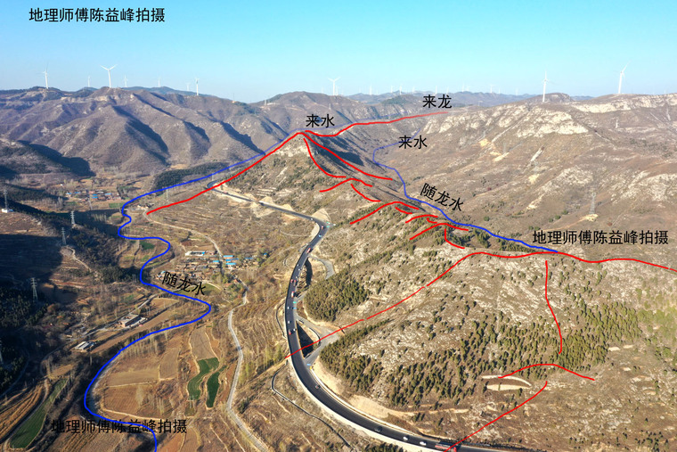 侧看燕子扑梁后龙,两侧有大水护送