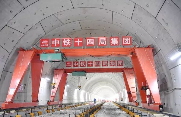 隧道二衬背后脱空处理方案资料下载-揭秘京张高铁三条极难隧道，条条都是硬骨头