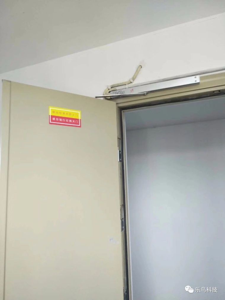 玻璃门防火门资料下载-防火门电动闭门器在工程项目中的应用