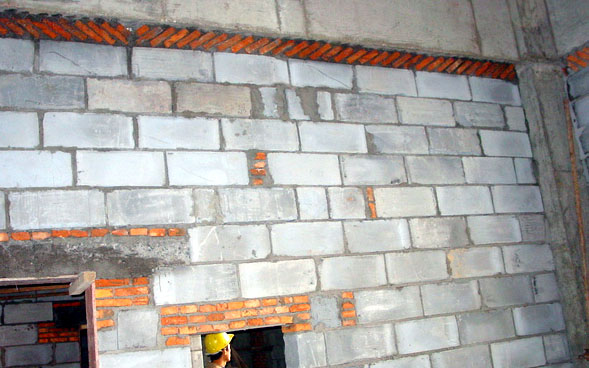 20梁底墙顶用实心砖侧砌