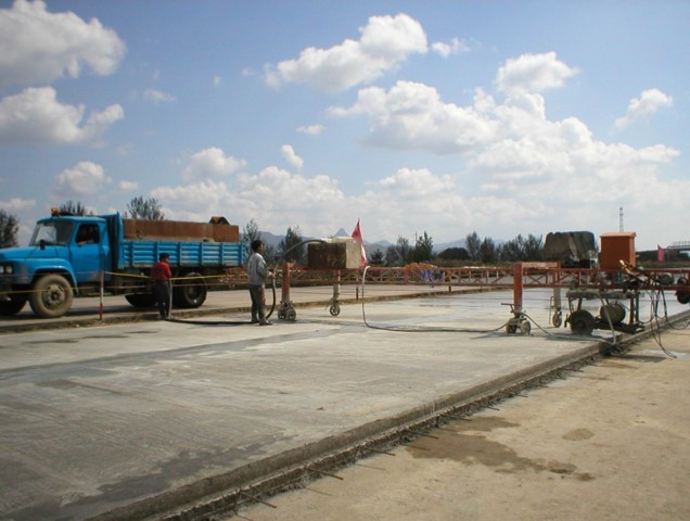 水泥混凝土里面面层施工资料下载-沥青路面及水泥混凝土路面工程施工技术