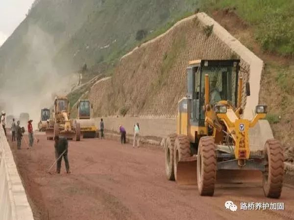 砾石砂施工资料下载-道路工程施工的41条禁忌！你必须要了解