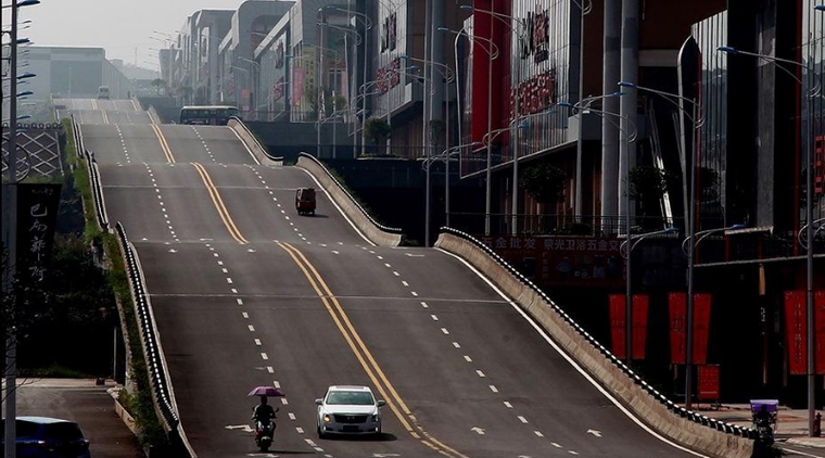 车速越高就越加明显,在凸曲线处因惯性将导致汽车与路面间摩擦力减小