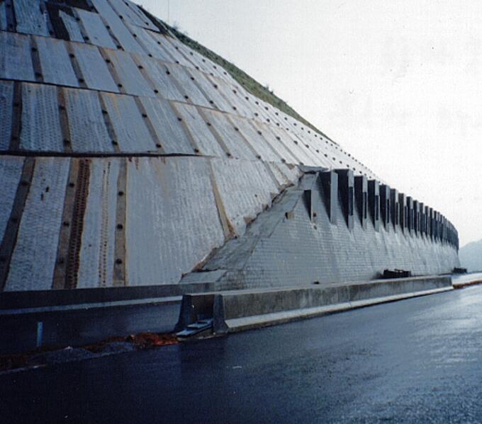 坡脚锚索抗滑桩