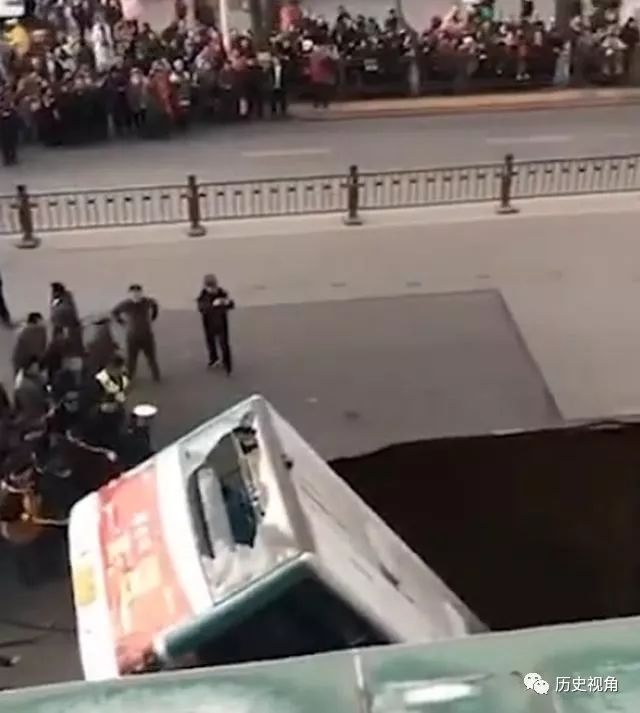 痛心！青海西宁路面塌陷公交车坠入！_3
