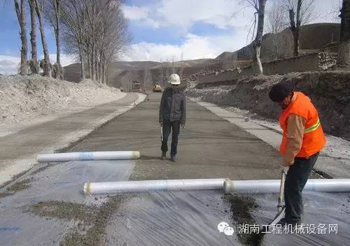 水稳层摊铺施工资料下载-道路工程冬季施工方案之石灰土及水稳层施工