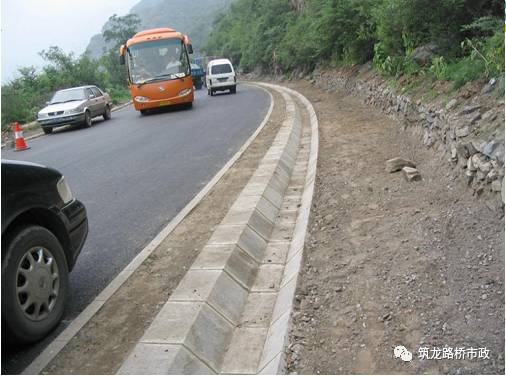 城市道路锯齿形边沟图片