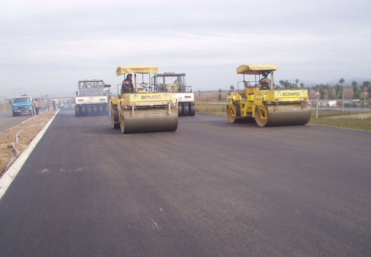 沥青路面坑槽施工资料下载-提高沥青路面质量的施工注意要点