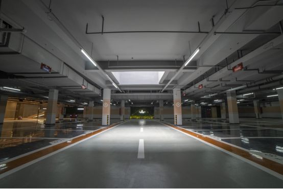 还有一种是自然采光,自然采光可以进一步增加地下车库的通透和明亮度