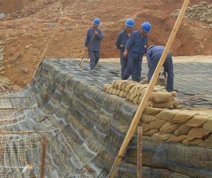 土工格栅加筋土生态护坡施工工法-袋装土垒砌