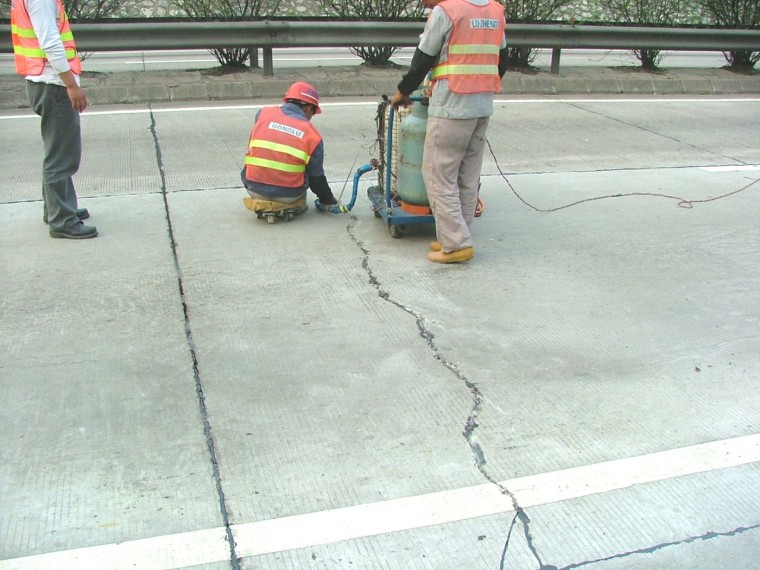 三级水泥路面资料下载-水泥混凝土路面的优缺点及施工技术