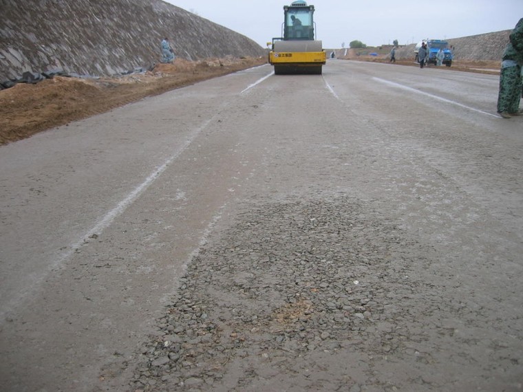 封层与透层的区别:透层:为使沥青面层与基层结合良好,在基层刚摊铺