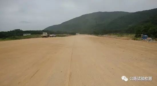 三级公路压实度资料下载-路基压实度不足、开裂是什么原因？