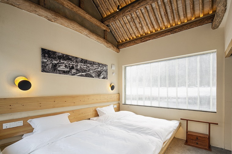 西厢房 餐厅是人们公共活动的主要使用空间,在设计中以人的行为