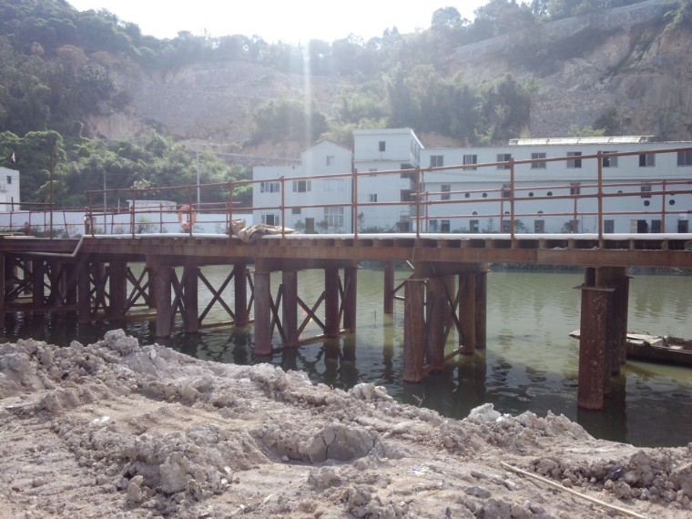 公路工程水泥拌合站资料下载-公路工程建桥临时钢便桥施工方案