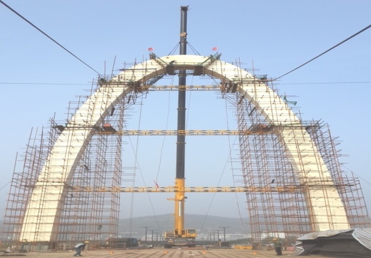 主跨60m钢箱梁资料下载-超宽连续钢箱梁及拱塔斜拉装饰桥施工技术