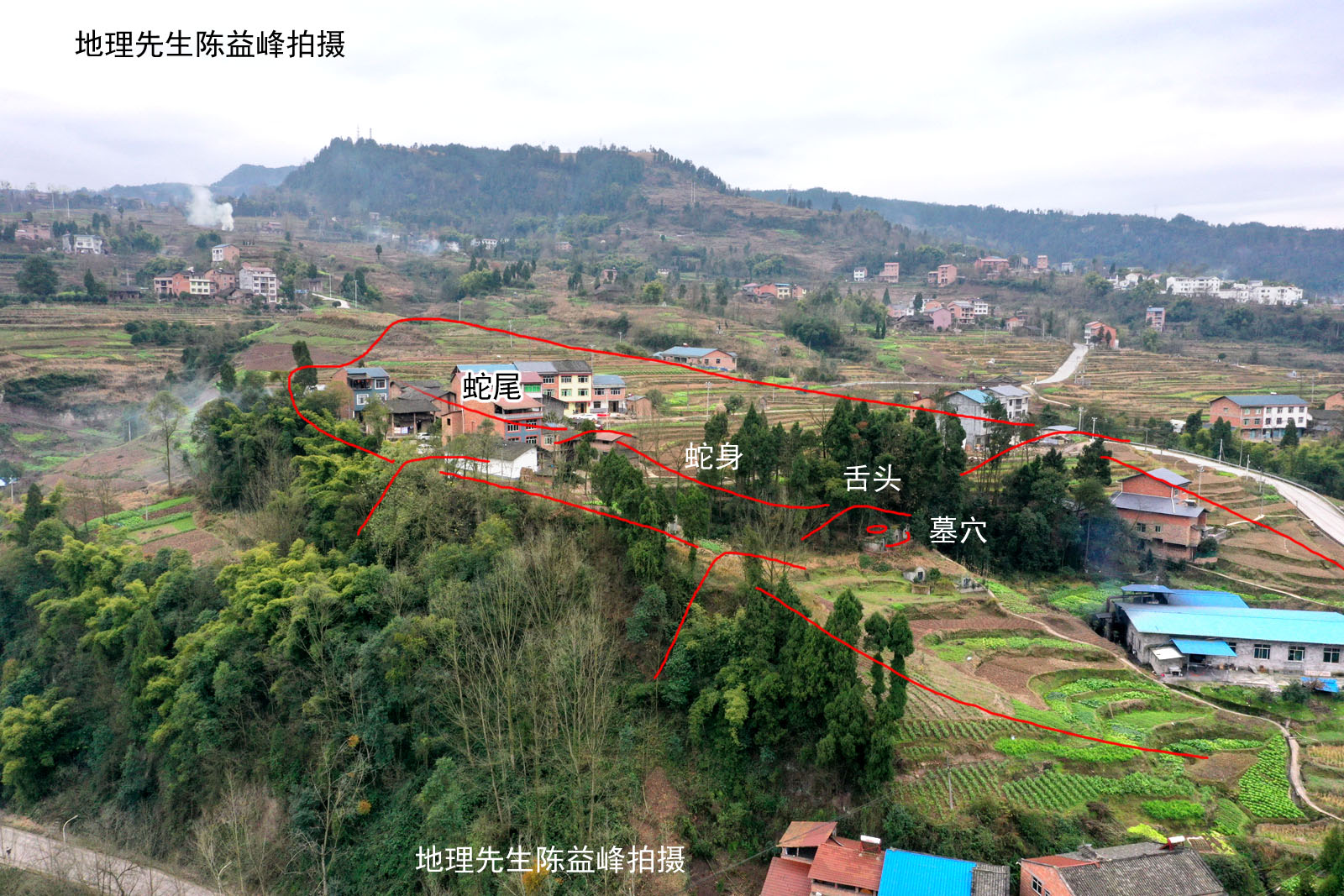 穴后少祖山起巨门土星,两侧微微开大帐,右侧偏出脉,一路跌落下来,星