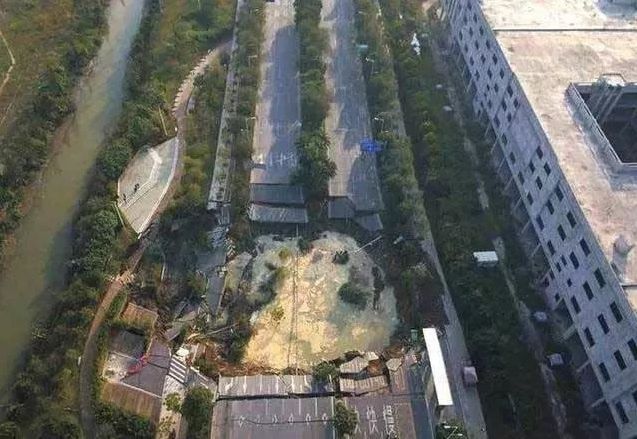 2020年安全生产事故案例资料下载-透水事故案例 ：地铁施工透水引发坍塌