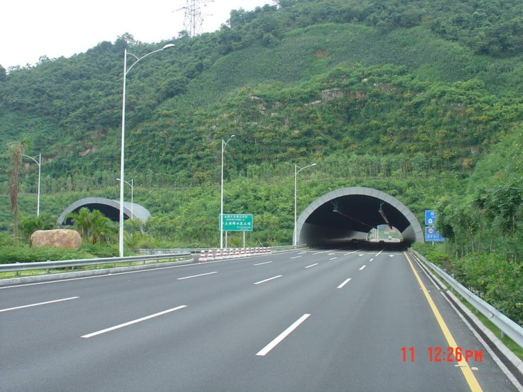 隧道边仰坡常见质量问题资料下载-公路隧道施工技术及常见的质量问题